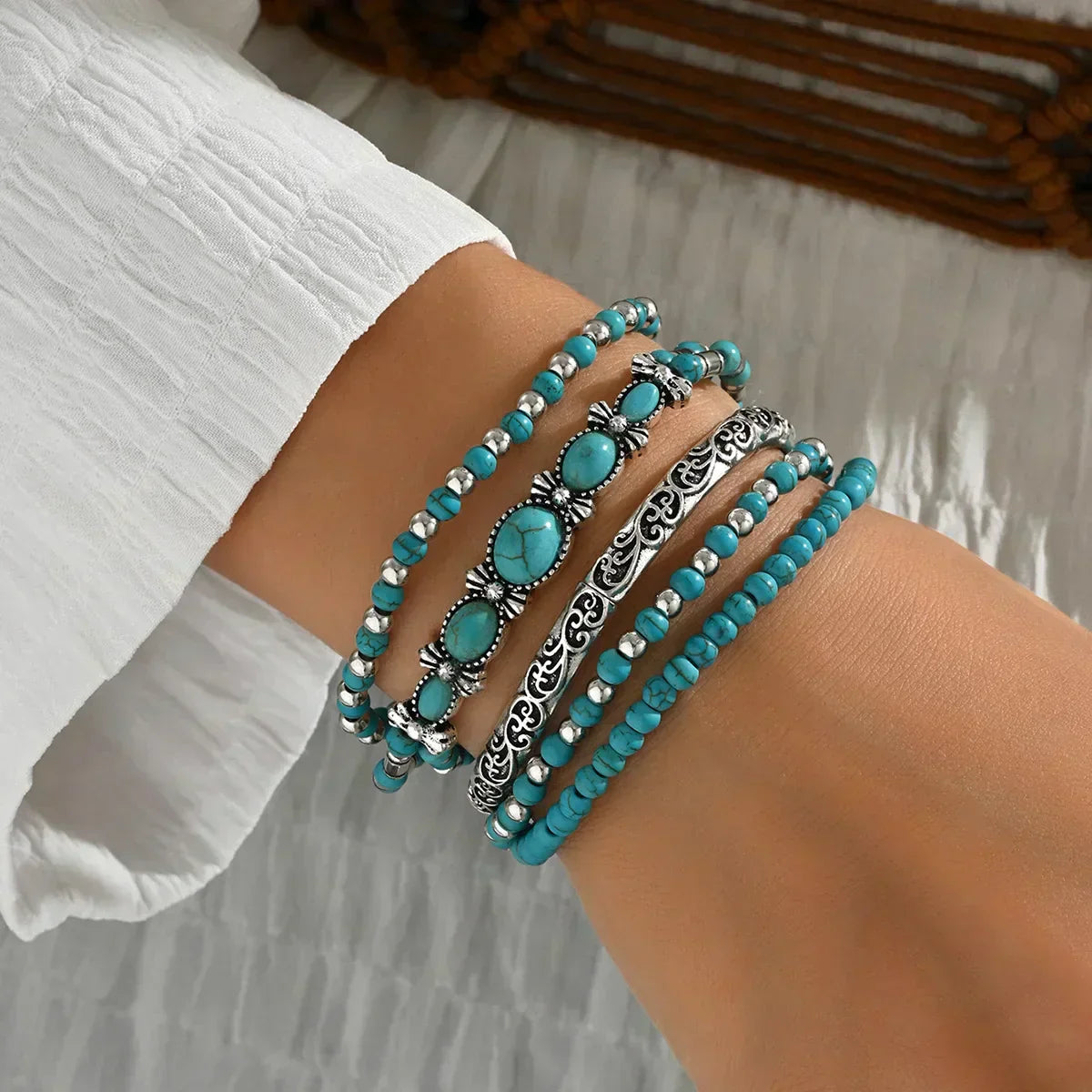 Set von Boho-Armbändern mit türkisen Perlen