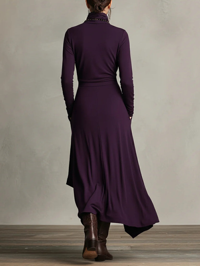 Aurelia · Asymmetrisches Maxi-Plissee-Kleid mit hohem Kragen